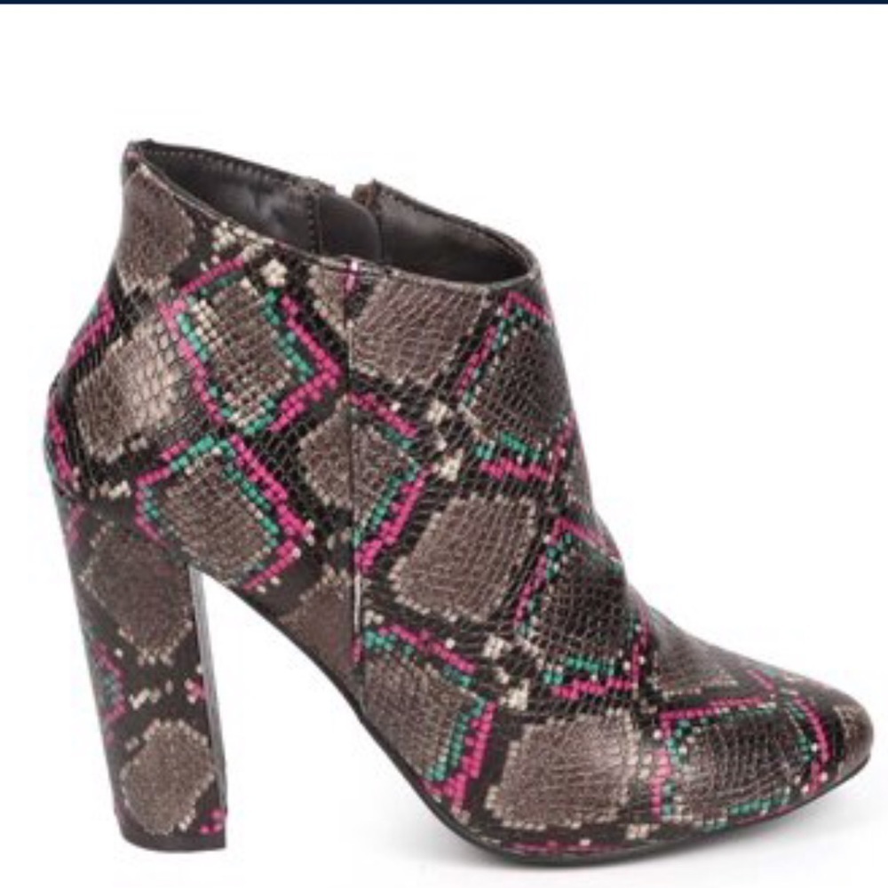 Breckelles Lisa-41 vegan leather snake booties